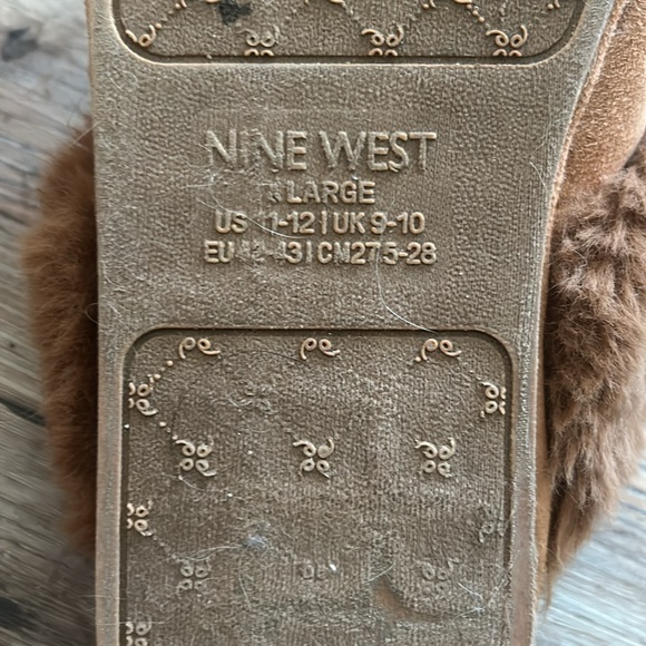 two pairs of slippers - Picture 4 of 5